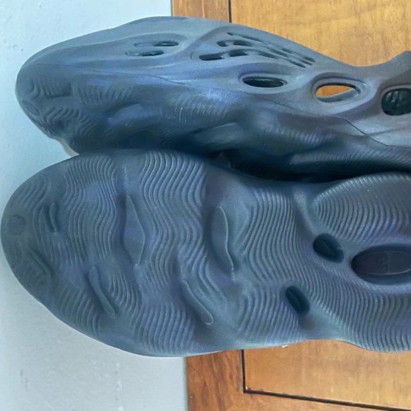 Yezzy Foam Runner Onyx(Size)11 - Picture 3 of 5